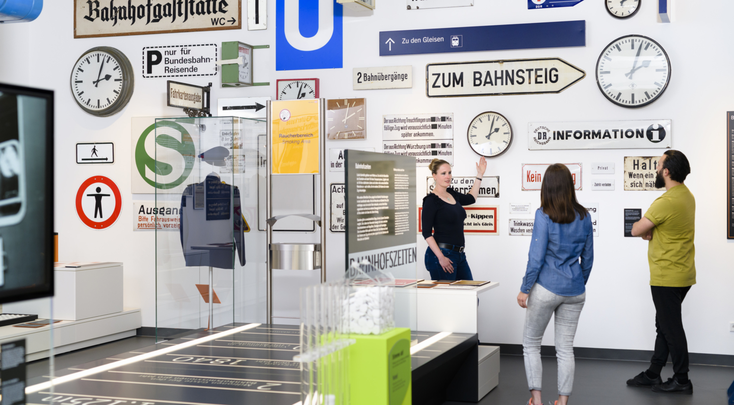 DB Museum Ausstellung Bahnhofszeiten Schilderwand Uwe Niklas